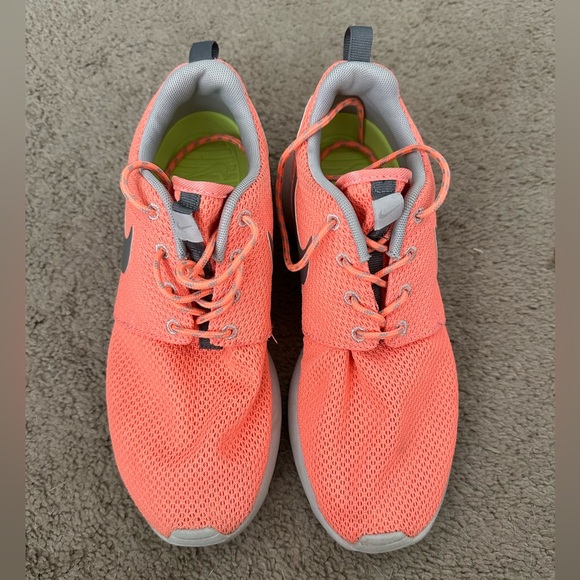 Nike Shoes - Size 7 Nike Roshes